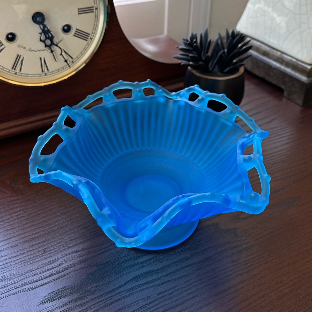 Westmoreland Dark Blue Satin Ruffled Edge Bowl. Vintage - Picture 9 of 10